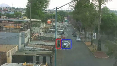 VIDEO: Policías acorralan a ladrón de motocicleta afuera de su casa, en Iztapalapa