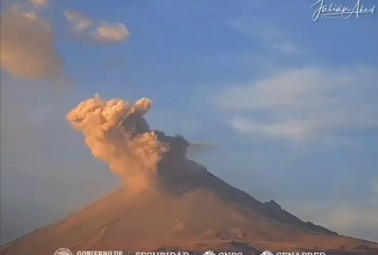 El volcán Popocatépetl hizo erupción al amanecer y emitió una columna de ceniza