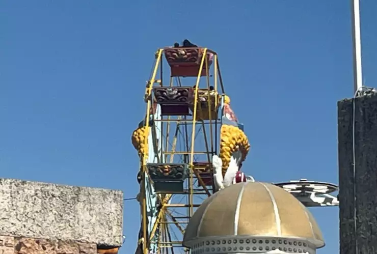Personas atrapadas arriba de una rueda de la fortuna en parque de Aguascalientes