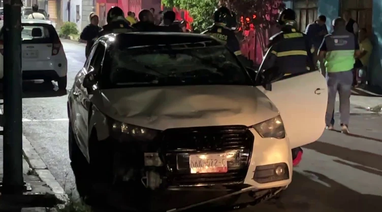 Accidente y vocadura de auto en Iztapalapa
