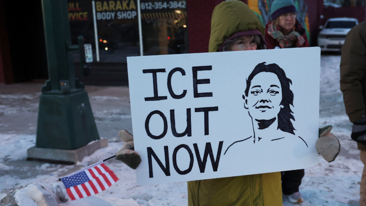 Un manifestante sostiene una ilustración de Renee Nicole Good, quien fue asesinada a tiros por un agente del Servicio de Inmigración y Control de Aduanas de Estados Unidos ( ICE ) el 7 de enero, mientras la gente protesta contra la presencia de agentes federales de inmigración en Minneapolis, Minnesota, EE. UU., el 28 de enero de 2026