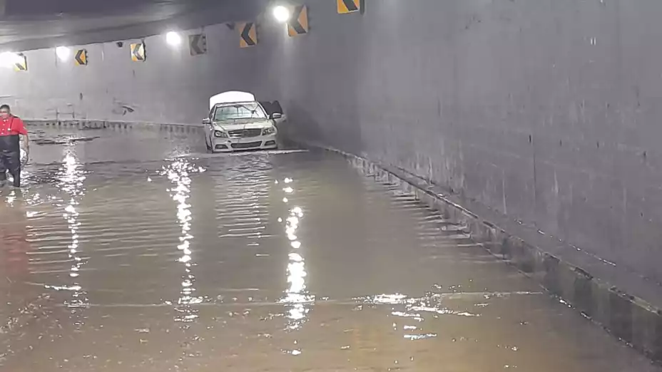 Mueren dos personas tras quedar atrapados en su carro en inundación.jpeg