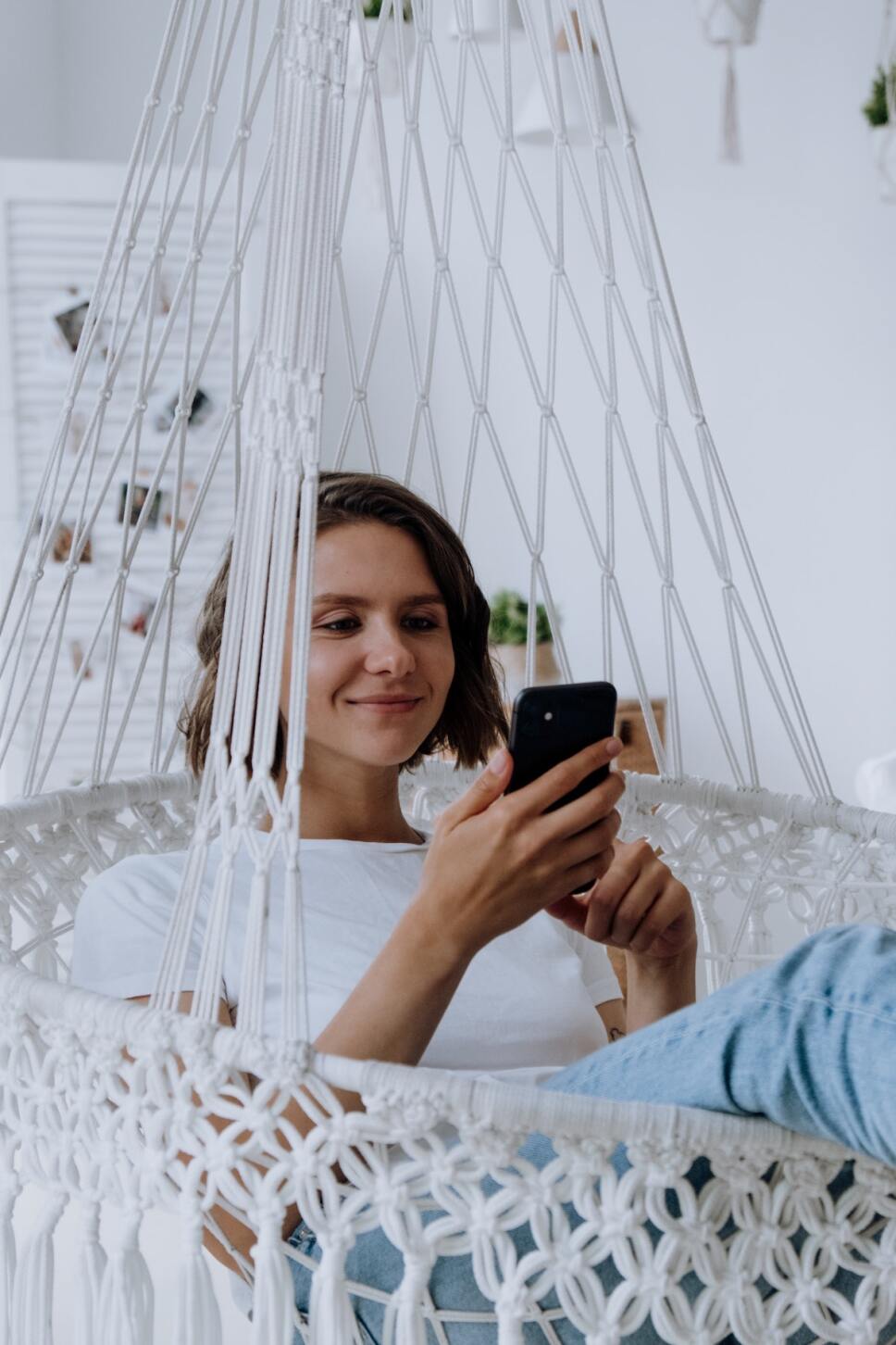 mujer-en-su-celular-whatsapp.jpg