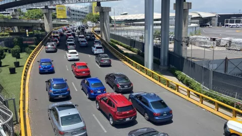 Manifestantes bloquearon la terminal 1 del AICM