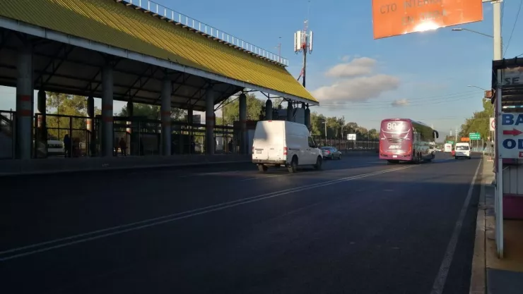Combi choca contra poste en avenida Oceanía y Loreto Fabela y deja 11 heridos