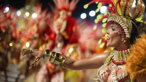 Carnaval de Río 2026 entra en su fase decisiva: samba, folclor y homenajes brillan en la noche final
