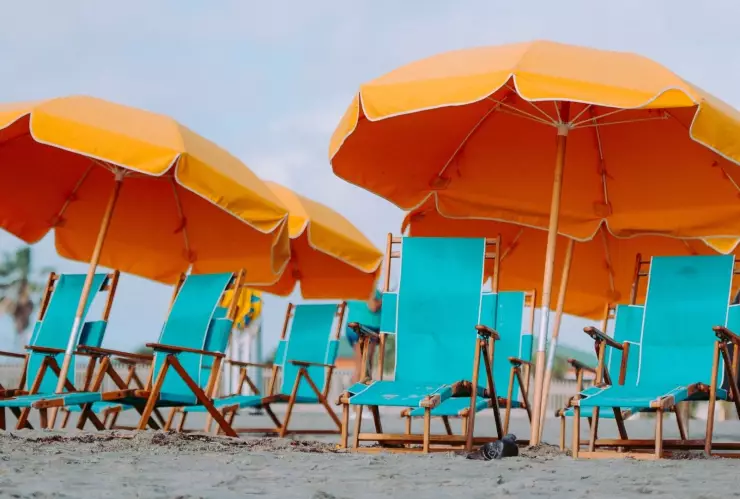 VIDEO: Interrumpe a una reportera en la playa para intentar ligarsela.