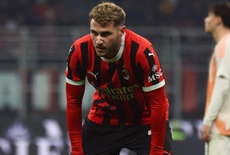 Santiago Giménez en el Milan