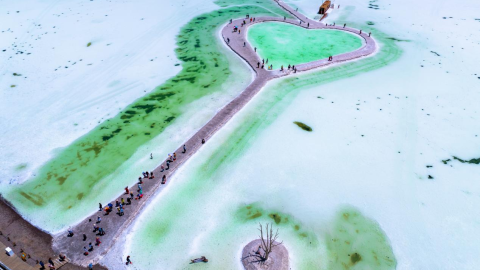 El lago salado de Chaka se extiende como un inmenso espejo blanco