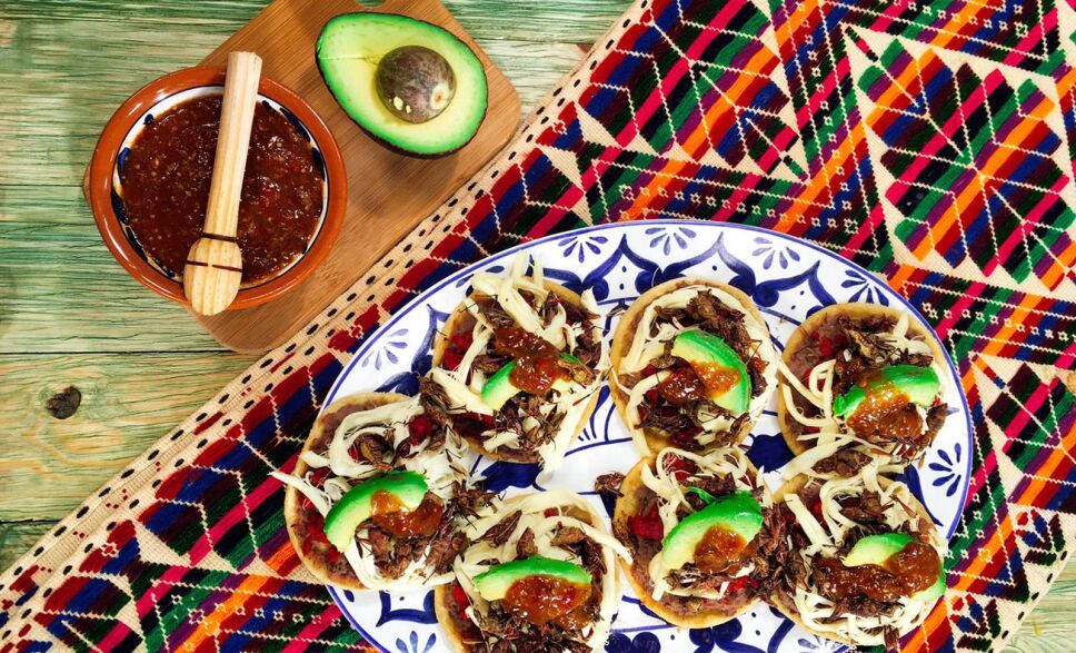 sopes con chapulines, garnachas, sopes, chapulines, receta, recetas, cocineros mexicanos, tv azteca