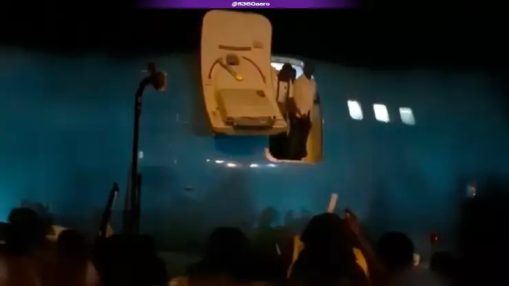 Pasajeros se lanzan de avión