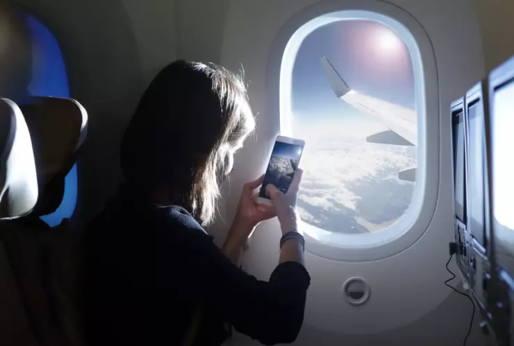 La diferencia entre eSIM y Roaming al momento de subirte a un avión
