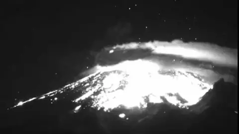 Volcán Popocatépetl explota y genera caos en Puebla (VIDEO)