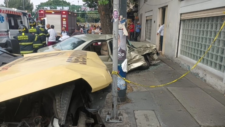 Camioneta de valores destroza el auto de una familia en Miguel Hidalgo; hay dos niños lesionados