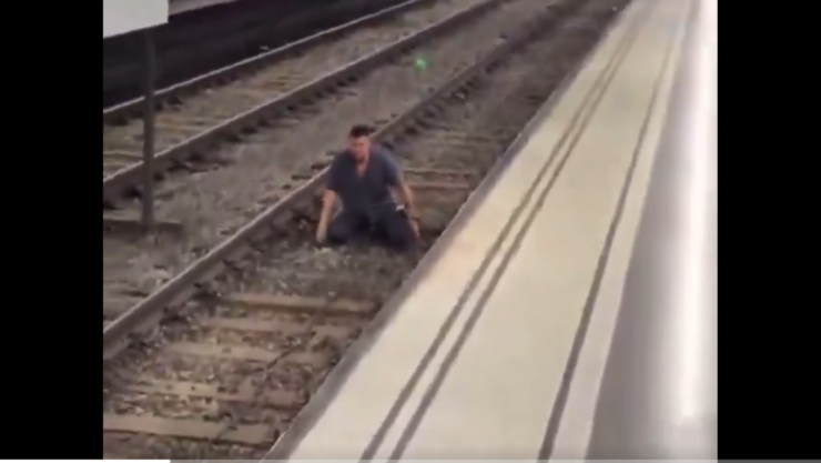 _Hombre se lanza a las vías del metro en Barcelona.png