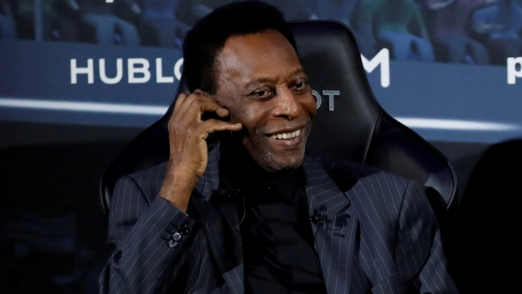 Pel&eacute; es internado de emergencia