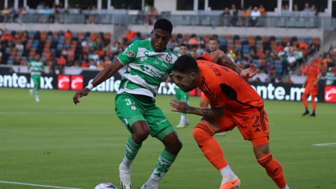 Santos disputa el balón contra el Houston Dynamo Leagues Cup