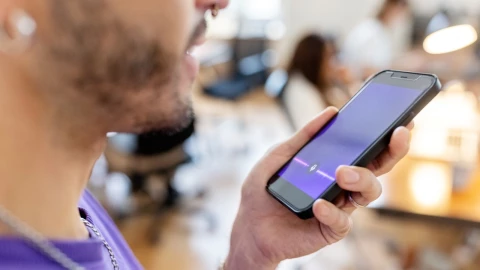 El truco para mandar mensajes de WhatsApp sin tocar el teléfono