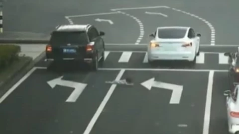 Cae menor de auto en china
