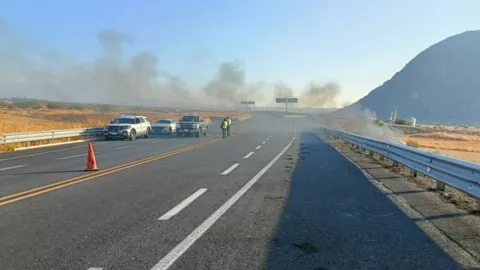 Incendio provoca cierre en la autopista Siglo XXI hoy domingo: Tramo afectado