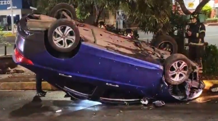Un auto quedó volcado en Coyoacán.