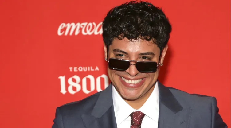 Eduin Caz rompe una pantalla durante su concierto en Colombia y luego se disculpa “Mándenme a dónde deposito”