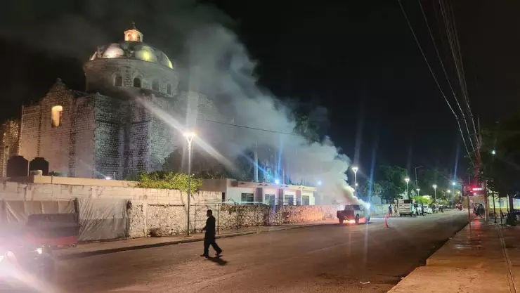 VIDEO_ Camioneta arde en LLAMAS en pleno centro de Umán; así fue captado