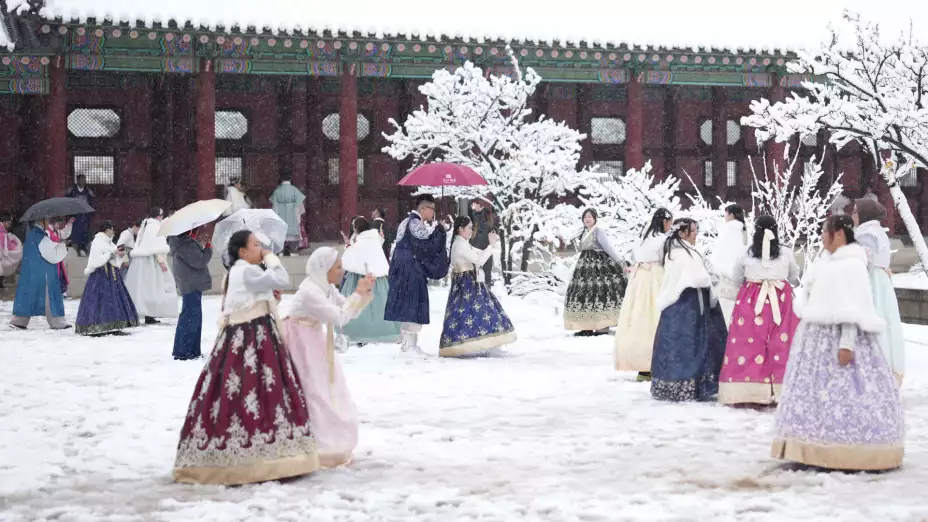 Nieve en el Palacio de Gyeongbok, en Seúl, Corea del Sur.