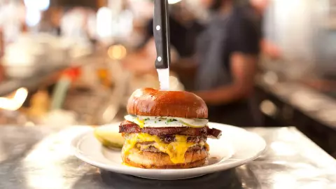 una deliciosa hamburguesa con doble carne y queso derretido