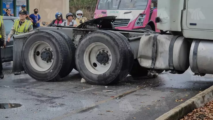 Fuerte accidente entre un tráiler y un auto deja graves daños hoy 20 de febrero de 2025