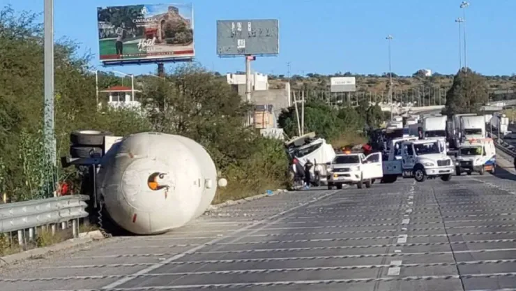 autopista-México-Querétaro-cvolcduraa-de-trailer-fila-53-kilometros