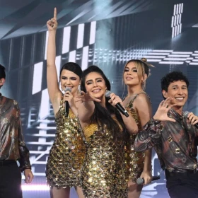 El Séptimo Concierto de La Academia 2024 arrancó con una energía arrolladora, marcando el inicio de la velada con un increíble opening que dejó a todos boquiabiertos. Los académicos, con una presencia vibrante y llena de entusiasmo, abrieron el espectáculo con un despliegue de talento y pasión, cantando a todo pulmón “Maria” y “Livin’ la Vida Loca”.