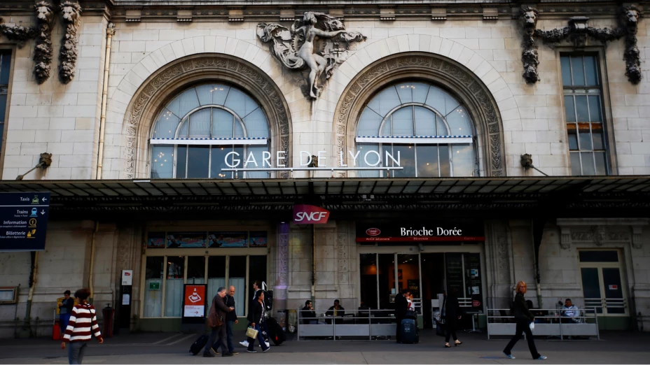 Exterior de la estación de tren de Lyon, en París, Francia