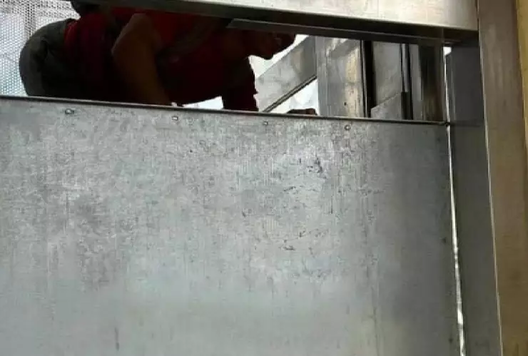 Elevador deja a persona atrapada dentro en el periférico de Mérida