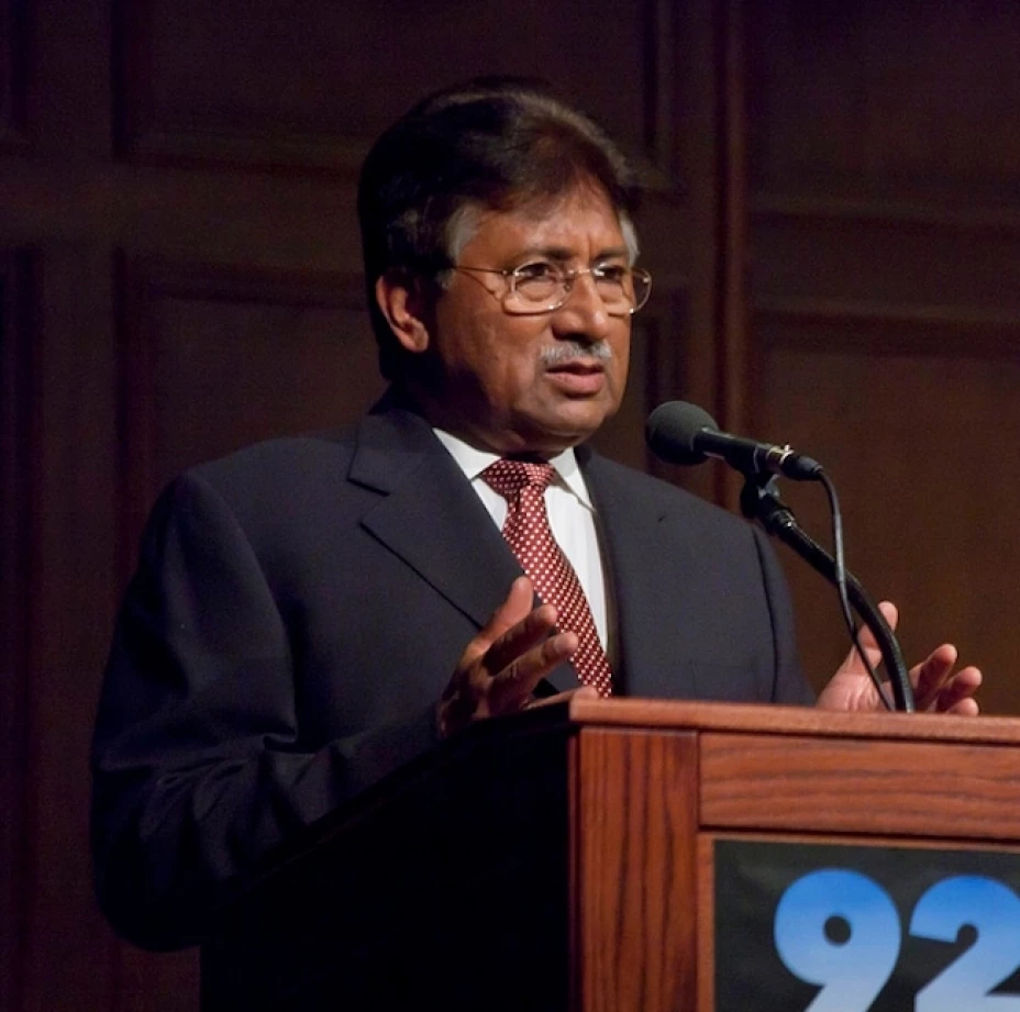 4 acusados de nacionalidad paquistaní pertenecen a una familia que ha coincidido en eventos sociales con el ex gobernante militar de Pakistán Pervez Musharraf