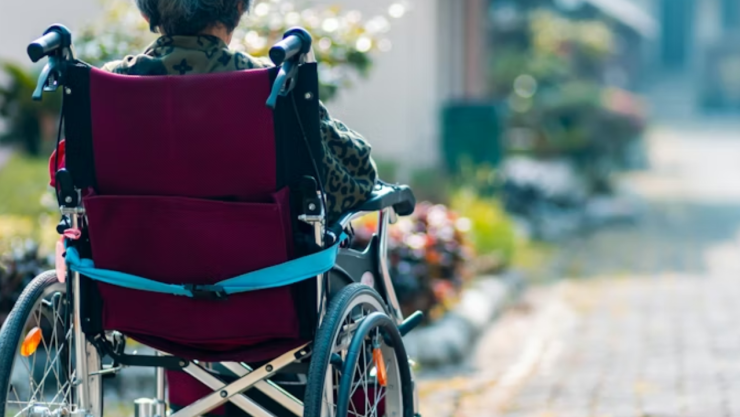 Abandonan a abuelita en silla de ruedas en zona rural