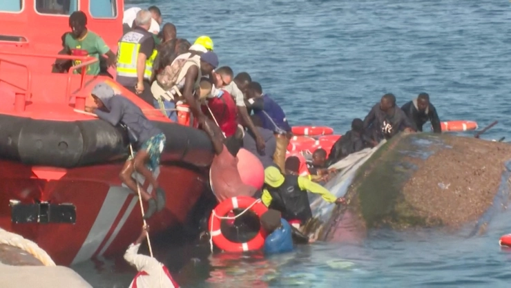 La lancha estaba llena de migrantes.