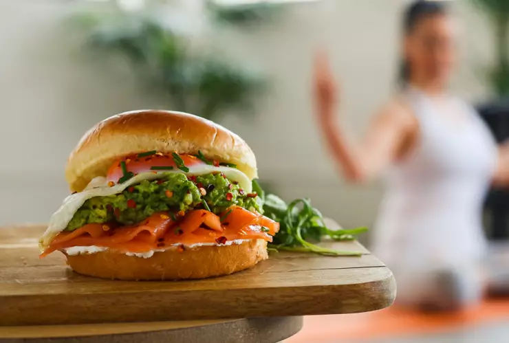 ¿Quién dijo brunch? Prepara esta deliciosa receta de brioches de salmón