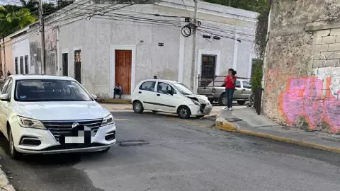 FOTO Fuerte choque de auto pequeño en Montejo