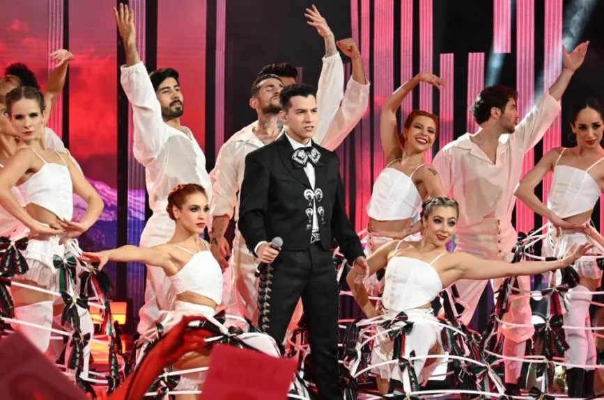 La interpretación de “Cielo rojo” por Mario Girón en el Noveno Concierto de La Academia 2024 fue un momento verdaderamente emotivo que nos erizó la piel. El cantautor del pueblo elogió el trabajo de Mario, apreciando su capacidad para mantener su esencia y estilo único a lo largo de la presentación. La autenticidad con la que Mario abordó la canción destacó y resonó profundamente con el público.