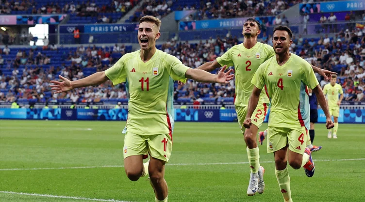Fermín López festeja el segundo tanto de España