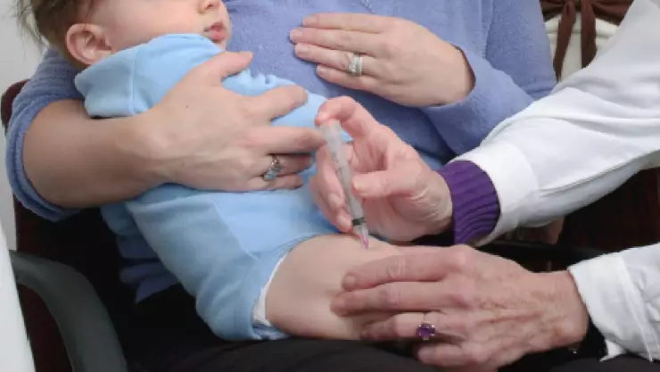 ¿Tienes un bebé? A esta edad se aplica la vacuna para la tos ferina: calendario de vacunación