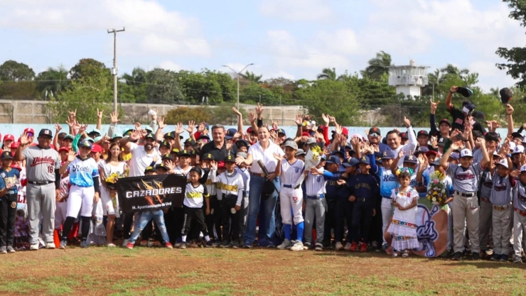 Familias son reconocidas por Cecilia Patrón Laviada tras participar en la Liga Meridana Infantil y Juvenil de Béisbol