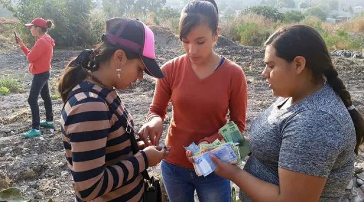 Alumnos usan su beca para construir su nueva escuela en Querétaro