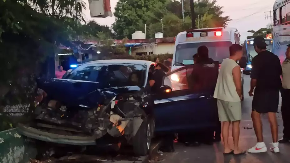 Vehículo protagoniza fuerte accidente contra un Va y Ven; se habría pasado el alto
