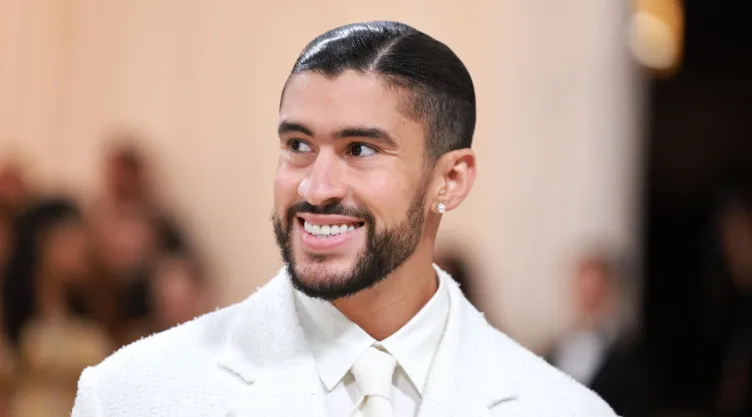 Es un hombre con barba cerrada, cejas prominentes, mucho gel en el cabello y vestido de blanco.