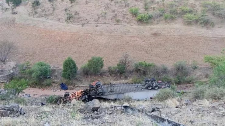 Tráiler acaba en barranco en Cuacnopalan-Oaxaca 18 mayo 2026