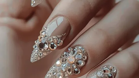7 diseños de uñas acrílicas largas con piedritas: se ven elegantes y sofisticadas