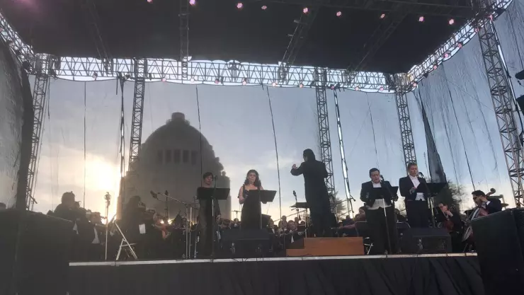 Orquesta filarmónica en Monumento a la Revolución