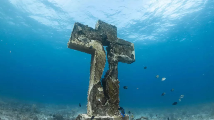 Cruz de la Bahía en Isla Mujeres, homenaje a fallecidos en el mar y punto turístico.jpg